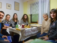 Jana Stehlíková a studentky gymnázia Jihlava během natáčení příběhu pamětnice