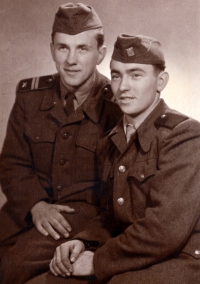 Bohuslav Šotola at the military service at TP (technical batallions) in 1953 (on the right)