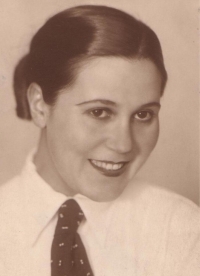 Her mother, Edith Fischová, later Melcerová