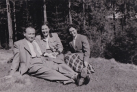 Leo Melcer with his wife Edith and Hilda Hahnová