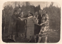 Rodiče Evy Mudrové (druhý a třetí zleva) v Hati u Opavy, 30. léta