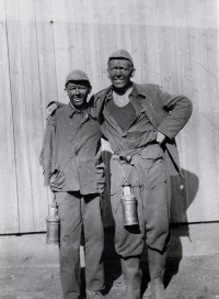 Václav Šulista (vpravo) během vojenské služby u PTP v Karviné, 1952