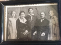 Rodinná fotografia z rokov 1934-35. Zľava: sestra Eva, mama Alžbeta, brat Alexander, otec Arpád a Helena
