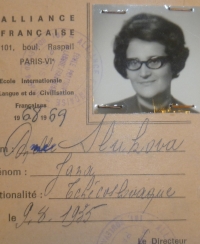 Fotografie Jany Stehlíkové (tehdy provdané Slukové) na indexu francouzské jazykové školy v Paříži, kterou navštěvovala v roce 1968