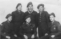 Společná fotografie. Zleva: nahoře Suchánek, ?, Mrozek, dole Foutanari, Kuznicius, Kucharčík; Jihlava, 1946 