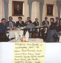 Pamätník (štvrtý sprava hore) a delegácia ministerstva školstva vo Washingtone, apríl 1990