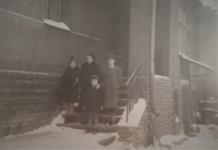 S maminkou, sestrou Růženkou a bratrem Lubošem, zima 1942-43