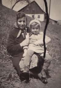 Hana Svobodová's grandmother and mother during the Second World War in a picture from a camera as a gift from Switzerland