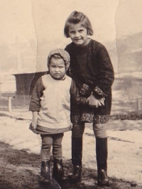 The mother of the witness Hana (back then Doubravská) with her sister Libuška shortly after the Second World War

