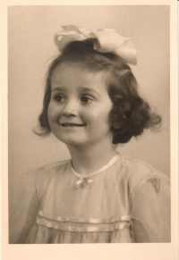 Eva Hozmanová, née Lupínková, as a young girl.