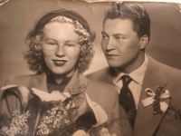 Rodiče pamětnice na svatební fotografii.