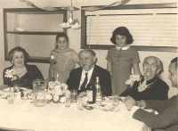 On the left Ida Waldes, grandmother of Jiřina Nováková, grandfather of Sigi Waldes and great-grandmother of Leontýn Hirsch, family celebration, New York 1960