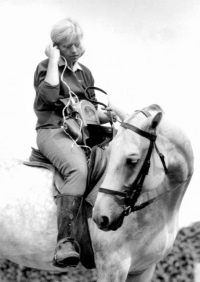 Jana jako reportérka v akci, snímek z roku 1963