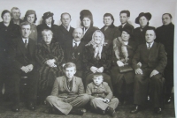 Zlatá svatba Jaroslavových rodičů (chlapec sedící vlevo)