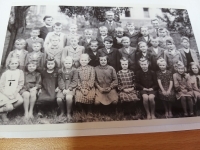 Třídní fotografie ze školy v Řepích 