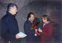 Jak znějí stradivárky v Daliborce; natáčení reportáže s Václavem Hudečkem, snímek z roku 1995