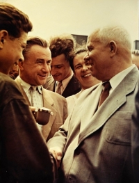 První tajemník Ústředního výboru Komunistické strany Sovětského svazu Nikita Chruščov (vpravo) na návštěvě Nové huti Klementa Gottwalda / 1957