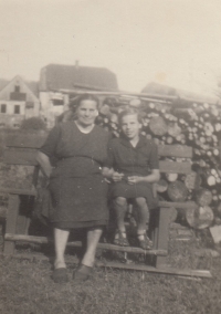 With her mother Johanna Oser in Nové Zvolání, 1951