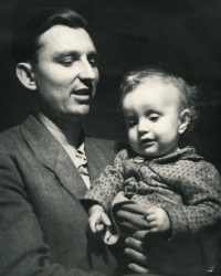 Jindra Lisalová s tatínkem Pavlem Gonákem, asi 1953