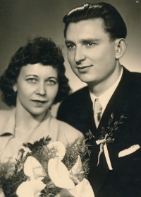Svatební fotografie rodičů Jindry Lisalové (Jindřiška Horáková a Pavel Gonák) 