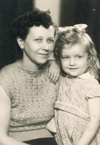 Jindra Lisalová s maminkou, asi 1957