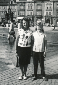 JIndra Lisalová s maminkou ve starém Mostě