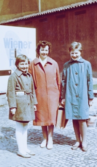 Jindra Lisalová (vlevo) s maminkou, asi 1963
