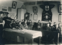 Škola ve Zdolbunovu, vojenské cvičení Podgotovka, 2. září 1945 (pamětník sedmý zprava)