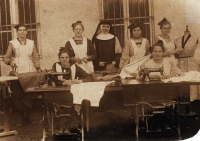 Mother Emilie Zlámalová (standing on the right), vocational training in the monastery in Morkovice