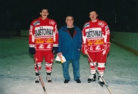 Vladimír Martinec (vpravo) a Bohuslav Šťastný při zápase veteránů Tesly v roce 2005