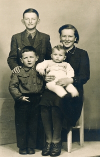 Vladimír Martinec (vlevo dole) na snímku z poloviny 50. let 20. století se sestrou a dvěma bratry