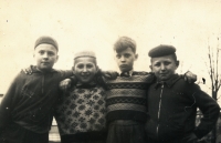 Vladimír Martinec (zcela vpravo) na začátku 60. let 20. století se svými kamarády v Lomnici nad Popelkou