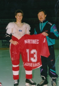 Vladimír Martinec jako trenér v Kaufbeurenu se svým synem Tomášem a slavným dresem s číslem 13