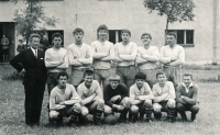 Vladimír Martinec (druhý zleva dole) jako fotbalista v Lomnici nad Popelkou v roce 1966