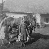 Jarmila Valouchová (Pospíšilová) with her mother at the family farm in Olšany 
