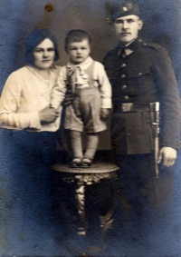 Magda Konvalinová's father with his parents 