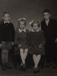Josef Klem (vpravo) s bratrancem a sestřenicemi