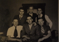 Otec pamětníka Emil Klem s muži, kteří byli totálně nasazení v Rakousku