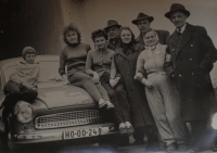 Rodinná fotografie – zleva sestry Anna, Marie, Jaroslava Jesenská, vpravo maminka Růžena a tatínek Jan Hanákovi (1961)
