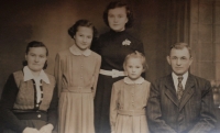 Rodinná fotografie Hanákových: maminka Růžena, sestry Jaroslava, Marie, Anna, tatínek (1955)