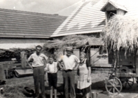 A farm in Smetanova Lhota, Magda Konvalinová's father as a child with his parents and his uncle 