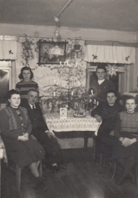 Oser family without Hermann at Christmas in Nové Zvolání, 1951