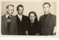 Jádro odbojové skupiny z Nové Bystřice (Jiřina Pešková uprostřed), počátek 50. let 