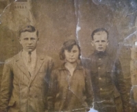 In the middle the mother of Iryna Volodymyrivna