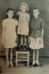 On the right Iryna Volodymyrivna Potapova, on the left her sister