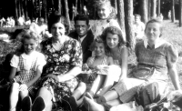 Eva (vpravo) se sestrami a maminkou na nedělním výletě do Krčského lesa, 1940
