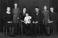 Rodina Lipovských s právě narozenou pátou dcerou Mařenkou, Eva první zprava, Praha, 1942