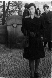 Eva za protektorátu jako učenka na mostě Legií, Praha, 1943