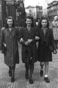 Eva (uprostřed) s dvěma dalšími učenkami, Praha, 1943
