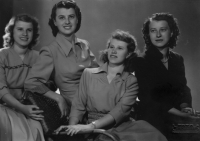 Eva (druhá zleva) se třemi sestrami, Praha, 1946